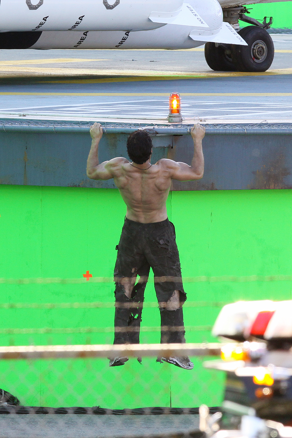 Henry Cavill looking ripped on the set of 'Superman: Man of Steel' in Vancouver