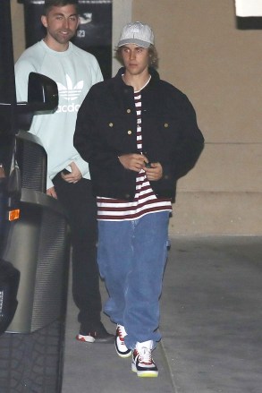 Beverly Hills, CA - Pop superstar Justin Bieber and his girlfriend Selena Gomez were spotted leaving church in separate vehicles after their Wednesday evening service in Beverly Hills.  Pictured: Selena Gomez BACKGRID USA 7 MARCH 2018 USA: +1 310 798 9111 / usasales@backgrid.com UK: +44 208 344 2007 / uksales@backgrid.com *UK Clients - Pictures Containing Children Please Pixelate Face Prior To Publication*