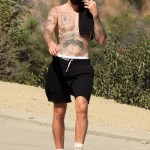 Justin Bieber S Shirtless Photos From Beach Day With Friends In Hawaii Hollywood Life