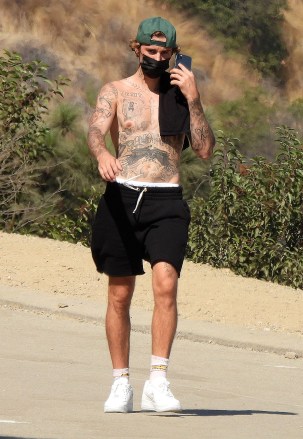 Shirtless Justin Bieber out for a hike in Los Angeles. 02 Oct 2020 Pictured: Justin Bieber out for a hike in Los Angeles. Photo credit: MEGA TheMegaAgency.com +1 888 505 6342 (Mega Agency TagID: MEGA705017_001.jpg) [Photo via Mega Agency]