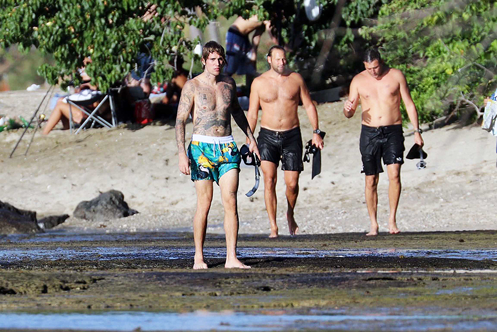 EXCLUSIVE: Justin Bieber takes a walk on the beach in Hawaii after snorkeling