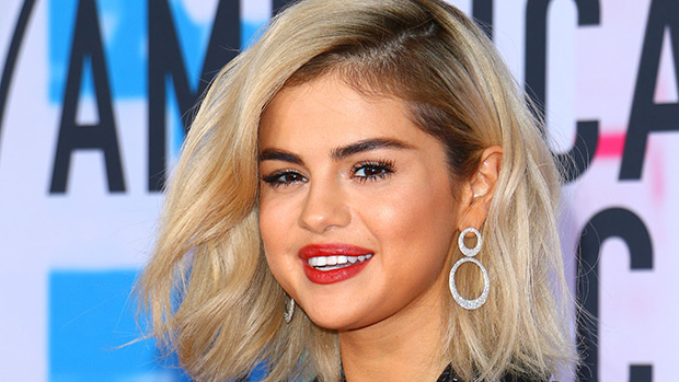Selena Gomez S Blonde Hair Makeover At 2017 Amas New Look Hollywood Life