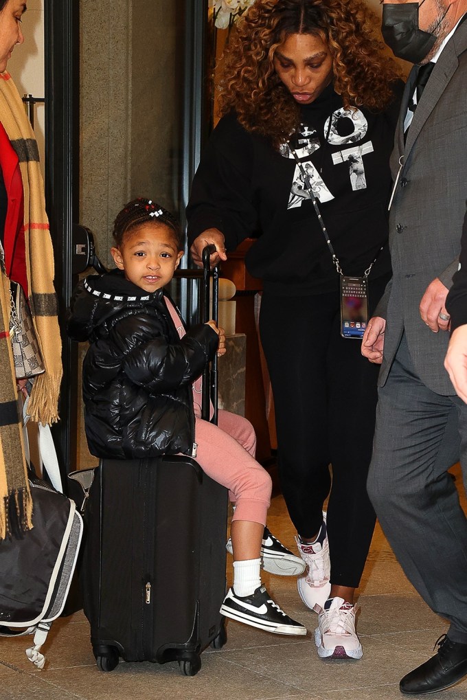 Serena Williams and Olympia with a suitcase