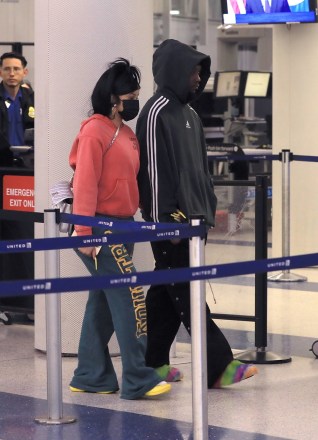 Los Angeles, CA - *EXCLUSIVE* - Former Migo member Offset appears to be still working as he continues to mourn his bandmate & family member Takeoff, who was shot and killed in Houston last month.  The distraught singer was spotted by his wife Cardi B as he made his way through the terminals at LAX in Los Angeles.  Photo: Offset, Cardi B BACKGRID USA 22 NOVEMBER 2022 REMARKS TO READ: LionsShareNews / BACKGRID USA: +1 310 798 9111 / usasales@backgrid.com UK: +44 208 344 2007 / udgrilie Ctainback Ana Please Pixelate Faces Before Downloading*