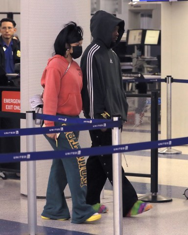 Los Angeles, CA - *EXCLUSIVE* - Former Migo member Offset seems to be holding up as he continues to mourn the death of bandmate & family member Takeoff, who was shot and killed in Houston last month. The downcast rapper is seen with his wife Cardi B as they navigate through terminals at LAX in Los Angeles. Pictured: Offset, Cardi B BACKGRID USA 22 NOVEMBER 2022 BYLINE MUST READ: LionsShareNews / BACKGRID USA: +1 310 798 9111 / usasales@backgrid.com UK: +44 208 344 2007 / uksales@backgrid.com *UK Clients - Pictures Containing Children Please Pixelate Face Prior To Publication*