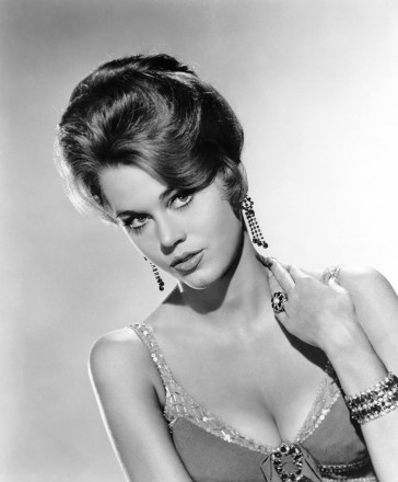 Tidak Ada Barang Dagangan.  Hanya Penggunaan Editorial.  Tidak Ada Penggunaan Sampul Buku Kredit Wajib: Foto oleh Glasshouse Images/Shutterstock (4599042a) Jane Fonda, Potret Publisitas, di lokasi syuting Film, 'Walk on the Wild Side', 1962 BERBAGAI