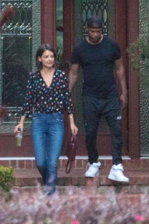 Atlanta, GA  - *EXCLUSIVE*  - Low profile lovebirds Katie Holmes and Jamie Foxx are spotted stepping out together in Atlanta, Georgia. Doting boyfriend Jamie helped Katie carry her luggage to her car during the outing. *SHOT ON September 18, 2018*Pictured: Katie Holmes, Jamie FoxxBACKGRID USA 21 SEPTEMBER 2018 USA: +1 310 798 9111 / usasales@backgrid.comUK: +44 208 344 2007 / uksales@backgrid.com*UK Clients - Pictures Containing ChildrenPlease Pixelate Face Prior To Publication*