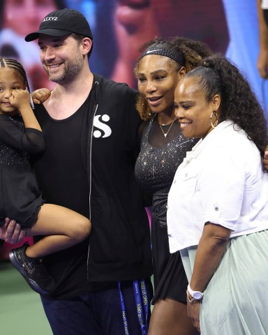 Serena Williams of USA with her husband Alexis Ohanian, their daughter Olympia Ohanian, her sister Isha Price during a ceremony celebrating her carreer following her first round victory during day 1 of the US Open 2022, 4th Grand Slam tennis tournament of the season on August 29, 2022 at USTA National Tennis Center in New York, United States - Photo Jean Catuffe / DPPI
TENNIS - US OPEN 2022 - WEEK 1, , New York, Etats-Unis - 30 Aug 2022