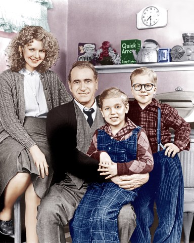 A CHRISTMAS STORY, from left: Melinda Dillon, Darren McGavin, Ian Petrella, Peter Billingsley, 1983. ©MGM/courtesy Everett Collection