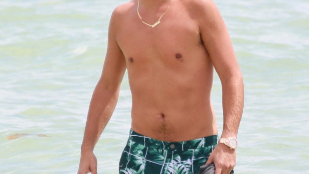 Scott Disick shirtless at the beach in Miami Beach, FL. Scott wore green swim trunks as he took a swim in the ocean with friends.

Pictured: Scott Disick
Ref: SPL1354461  140916  
Picture by: Pichichi / Splash News

Splash News and Pictures
Los Angeles:310-821-2666
New York:212-619-2666
London:870-934-2666
photodesk@splashnews.com
