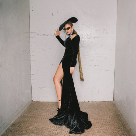 Beyonce’s Dress At Grammys 2018 — Wears Hat, Sunglasses & Black Dress ...