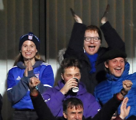 ** RIGHTS: USA, BRAZIL, CANADA ONLY ** Ipswich, UNITED KINGDOM - Superstar singer Ed Sheeran sports a new haircut as he watches his beloved Ipswich Town against Wycombe Wanderers with his wife Cherry Seaborn.  Pictured: Ed Sheeran - Cherry Seaborn BACKGRID USA NOVEMBER 26, 2019 USA: +1 310 798 9111 / usasales@backgrid.com UK: +44 208 344 2007 / uksales@backgrid.com Post *