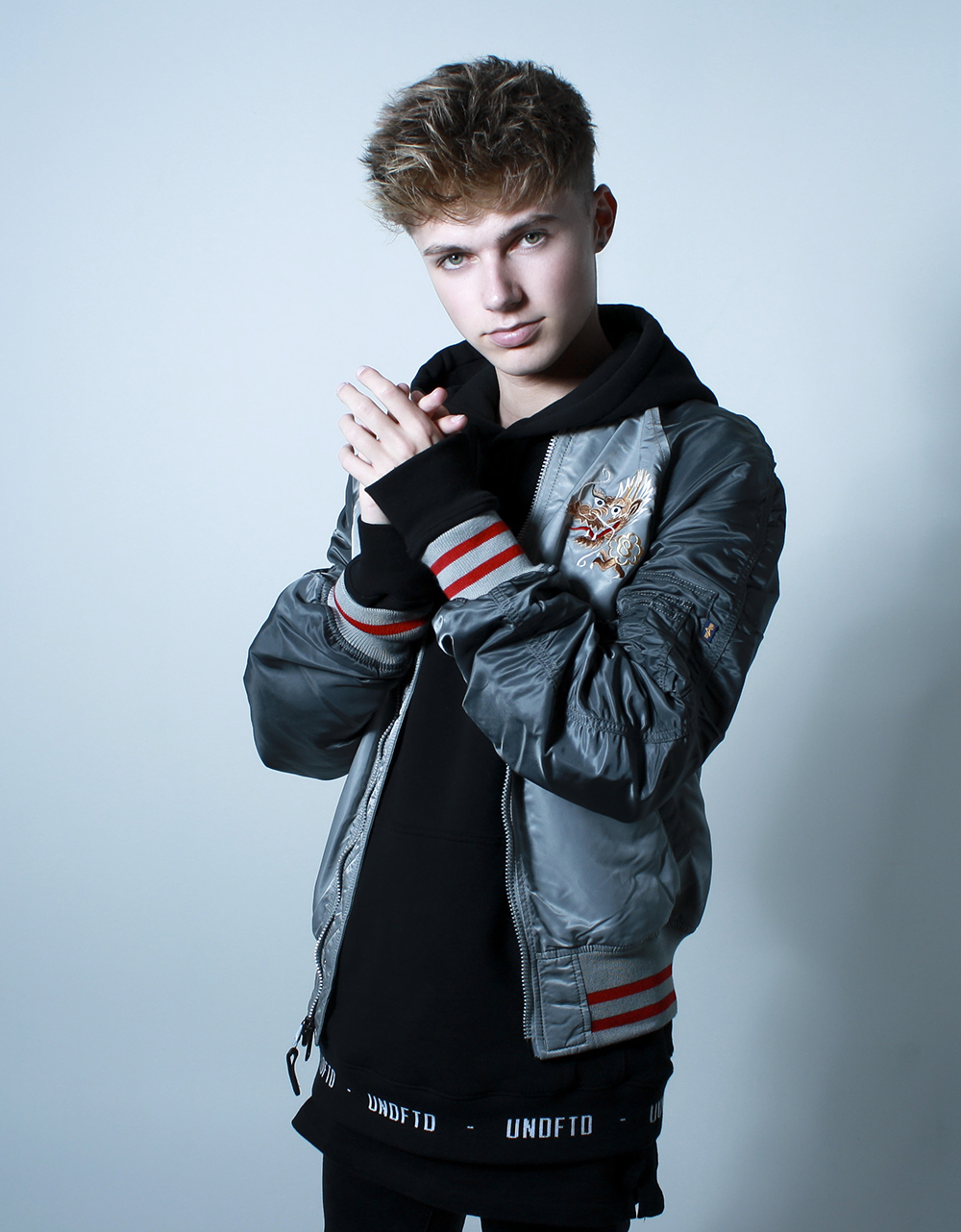 HRVY: Photos Of The Singer – Hollywood Life