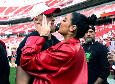 O tight end do San Francisco 49ers, George Kittle, beija sua esposa, Claire, antes de um jogo de futebol da NFL entre o 49ers e o Arizona Cardinals em Santa Clara, Califórnia Cardinals 49ers Football, Santa Clara, Estados Unidos - 08 de janeiro de 2023