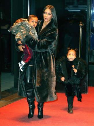 Kim Kardashian, Kuzey Batı, Aziz Batı Kim Kardashian dışarıda, New York, ABD - 01 Şubat 2017 Kim Kardashian ve New York'ta evlerinden ayrılan çocuklar