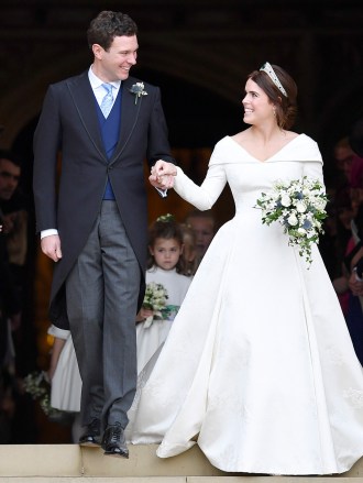 फाइल - इस शुक्रवार, 12 अक्टूबर, 2018 की फाइल फोटो में, ब्रिटेन की राजकुमारी यूजनी और जैक ब्रूक्स इंग्लैंड के विंडसर में विंडसर कैसल में अपनी शादी के बाद सेंट जॉर्ज चैपल से बाहर निकलते हैं।  राजकुमारी यूजनी और उनके पति जैक ब्रूक्स बैंक ने शुक्रवार, 25 सितंबर, 2020 को घोषणा की कि वे 2021 की शुरुआत में अपने पहले बच्चे की उम्मीद कर रहे हैं।  (टोबी मेलविल, एपी पूल के माध्यम से, फ़ाइल)