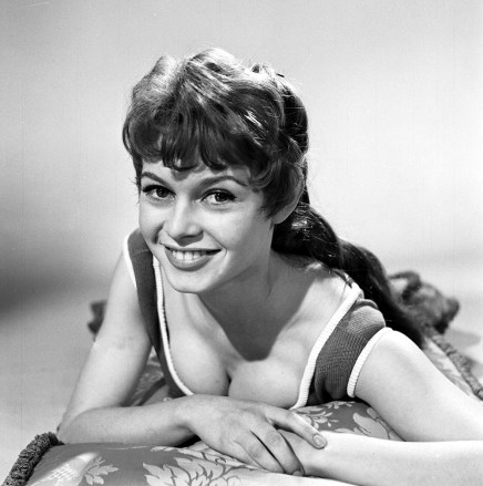 YALNIZCA EDİTÖREL KULLANIM İÇİN / TİCARİ TİCARET YOK Zorunlu Kredi: Fotoğraf: REX/Shutterstock (4481246c) Brigitte Bardot 'Doctor at Sea' Filmi.  - 1955 Yeni keşfedilen bu fotoğraflar, Brigitte Bardot'yu İngilizce konuşulan ilk filminin setinde gösteriyor.  1955'te bomba aktris, Dirk Bogarde'ın da rol aldığı komedi filmi 'Doctor At Sea'de genç ve seksi bir Fransız gece kulübü şarkıcısını canlandırdı.  O zamanlar henüz 20 yaşındaydı ve tartışmalı film 'And God Created Woman'daki rolüyle dünyaca ünlü olması iki yıl daha alacaktı.