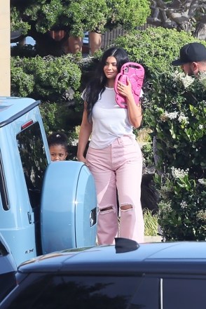* EXCLUSIVE * Malibu, CA - Kylie Jenner looks stunning leaving Nobu restaurant with daughter Stormi.  Pictured: Kylie Jenner BACKGRID USA 7 JUNE 2022 USA: +1 310 798 9111 / usasales@backgrid.com UK: +44 208 344 2007 / uksales@backgrid.com * UK Clients - Pictures Containing Children Please Pixelate Face Prior To Publication *