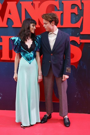 Natalia Dyer e Charlie Heaton assistem à estreia da nova temporada de 'Stranger Things' a série que estrelam no cinema callao em Madrid.  Estreia da 4ª temporada de 'Stranger Things', Callao Cinema, Madri, Espanha - 18 de maio de 2022