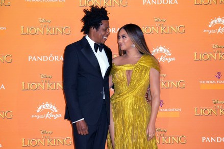 Jay-Z, Beyonce.  Şarkıcılar Jay-Z, solda ve Beyonce Londra'nın merkezindeki 'Lion King' Avrupa galasına vardıklarında fotoğrafçılara poz veriyor Lion King Premiere, Glastonbury, Birleşik Krallık - 14 Temmuz 2019