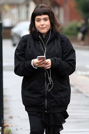 AG_161785 - ** RESTRICTIONS: ONLY UNITED STATES, CANADA ** London, UNITED KINGDOM - *EXCLUSIVE* London, UK - Isabella Cruise shows off her new look while on a walk. The adopted daughter of Nicole Kidman and Tom Cruise sported bangs and bundled up in a large black jacket while she walked through the streets listening to her iPhone. AKM-GSI 9 JANUARY 2017BYLINE MUST READ: Vantagenews / AKM-GSITo License These Photos, Please Contact : Maria Buda (917) 242-1505 mbuda@akmgsi.comor Mark Satter (317) 691-9592 msatter@akmgsi.com sales@akmgsi.com