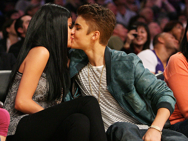 Celebrities On Kiss Cams Photos Of Jelena And More Couples Locking Lips