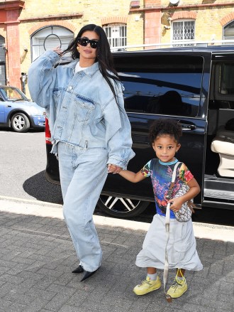 Kylie Jenner and Stormi arrive at a studio in London.  05 August 2022 Pictured: Kylie Jenner and Stormi.  Photo Credit: Raw Images Ltd/MEGA TheMegaAgency.com +1 888 505 6342 (Mega Agency TagID: MEGA884068_005.jpg) [Photo via Mega Agency]