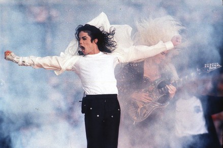 Michael Jackson La superestrella del pop Michael Jackson actuando durante el espectáculo de medio tiempo del Super Bowl en Pasadena, California. Quincy Jones demandó a los herederos de Jackson, alegando que le debían millones en regalías y honorarios por la música que se utilizó en proyectos posteriores a la muerte de Jackson, incluido el "Eso es todo" película de concierto.  Jones produjo Jackson "Fuera de la pared," "Suspenso" y "Malo" álbumes Michael Jackson-Estate, Pasadena, EE. UU.