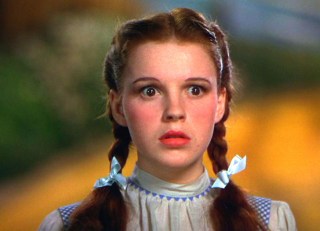 No Merchandising. Editorial Use Only. No Book Cover Usage.
Mandatory Credit: Photo by MGM/Kobal/REX/Shutterstock (5886294dm)
Judy Garland
The Wizard Of Oz - 1939
Director: Victor Fleming
MGM
USA
Scene Still
Musical
Le Magicien d'Oz