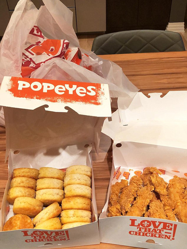 Khloe Kardashian eating Popeyes 