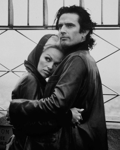 PAMELA ANDERSON AND TOMMY LEEPAMELA ANDERSON AND TOMMY LEE ON TOP OF THE EMPIRE STATE BUILDING, NEW YORK, AMERICA - 1995