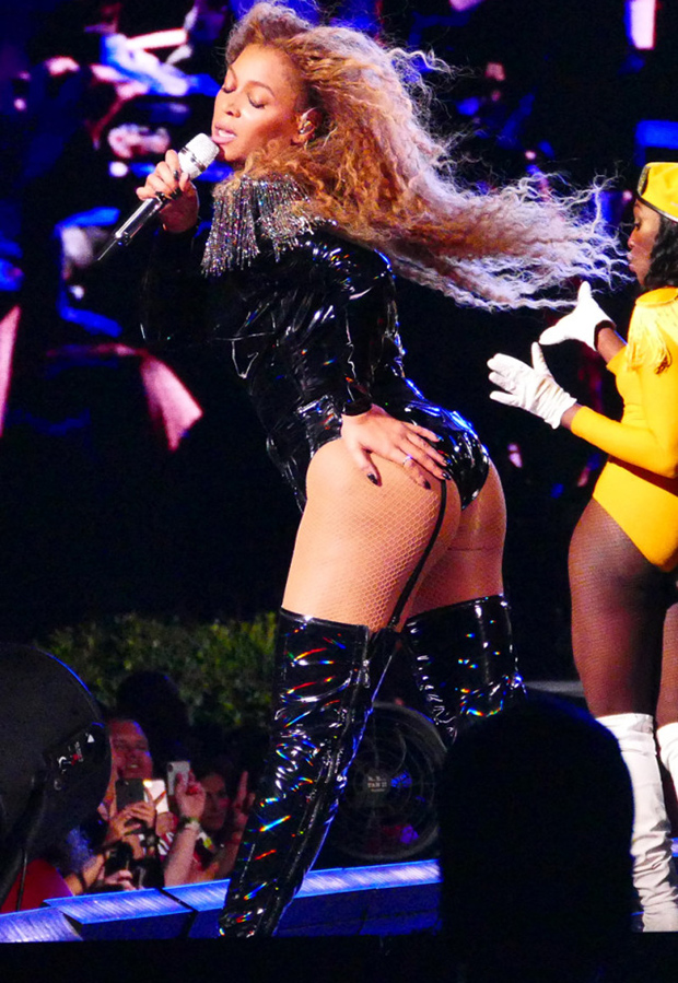 Beyonce’s Wildest Wardrobe Malfunctions Coachella & More Mishaps Hollywood Life