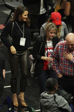Jennifer Garner hangs out as a special guest of Steve Ballmer the owner of the Los Angeles Clippers at the Clippers Vs The Golden State Warriors at the Staples Center in Los Angeles, CaPictured: Jennifer GarnerRef: SPL5056450 180119 NON-EXCLUSIVEPicture by: London Entertainment / SplashNews.comSplash News and PicturesLos Angeles: 310-821-2666New York: 212-619-2666London: 0207 644 7656Milan: 02 4399 8577photodesk@splashnews.comWorld Rights