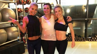 Kelly Ripa Flaunting Abs with Friends