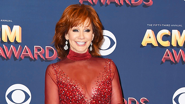 Reba Mcentires Red Dress At Acm Awards Re Wears 1993 Cma Awards Look