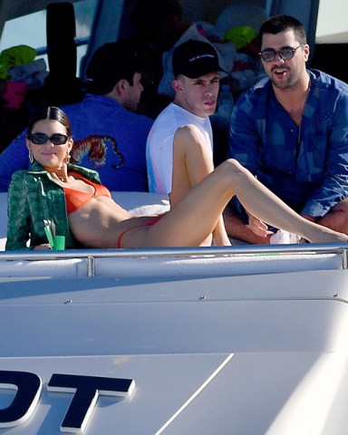 Kendall Jenner wears an orange bikini during a boat ride in Miami Beach,Florida.Kendall had lunch and later read a book.Pictured: Kendall JennerRef: SPL5134058 061219 NON-EXCLUSIVEPicture by: Robert O'Neil / SplashNews.comSplash News and PicturesUSA: +1 310-525-5808London: +44 (0)20 8126 1009Berlin: +49 175 3764 166photodesk@splashnews.comWorld Rights