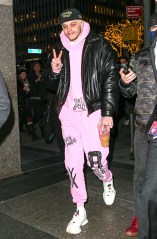 Pete Davidson throws a peace sign while arrives at the NBC studios for his appearance at The Tonight Show Starring Jimmy Fallon in New York City

Pictured: Pete Davidson
Ref: SPL5279535 091221 NON-EXCLUSIVE
Picture by: Felipe Ramales / SplashNews.com

Splash News and Pictures
USA: +1 310-525-5808
London: +44 (0)20 8126 1009
Berlin: +49 175 3764 166
photodesk@splashnews.com

World Rights