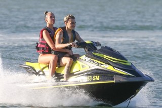 Miami, FL  - *EXCLUSIVE* - It's Friday and songstress Dua Lipa and boyfriend Anwar Hadid are getting a headstart to the weekend jetski fun in Miami with friends.Pictured: Dua Lipa, Anwar HadidBACKGRID USA 3 JANUARY 2020USA: +1 310 798 9111 / usasales@backgrid.comUK: +44 208 344 2007 / uksales@backgrid.com*UK Clients - Pictures Containing Children
Please Pixelate Face Prior To Publication*