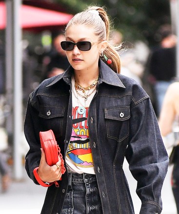 Gigi Hadid is photographed heading out for lunch at Smile in New York CityPictured: Gigi HadidRef: SPL5113540 060919 NON-EXCLUSIVEPicture by: Elder Ordonez / SplashNews.comSplash News and PicturesUSA: +1 310-525-5808London: +44 (0)20 8126 1009Berlin: +49 175 3764 166photodesk@splashnews.comWorld Rights, No Portugal Rights
