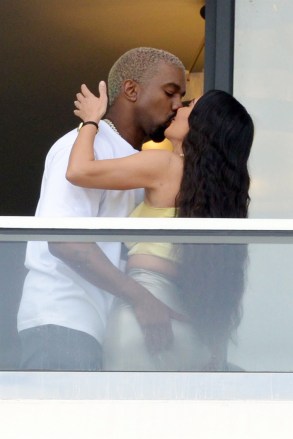 Miami, Flórida - O casal Kanye West e Kim Kardashian visitam seu novo condomínio em Miami.  O casal, que está esperando seu quarto filho por meio de uma barriga de aluguel, colocou no PDA enquanto acenava para seus fãs da varanda.  Foto: Kanye West, Kim Kardashian BACKGRID EUA 4 DE JANEIRO DE 2019 ASSINATURA DEVE LER: RSKM / BACKGRID EUA: +1 310 798 9111 / usasales@backgrid.com Reino Unido: +44 208 344 2007 / uksales@backgrid.com * Clientes do Reino Unido - Fotos Contendo crianças, pixelize o rosto antes da publicação*