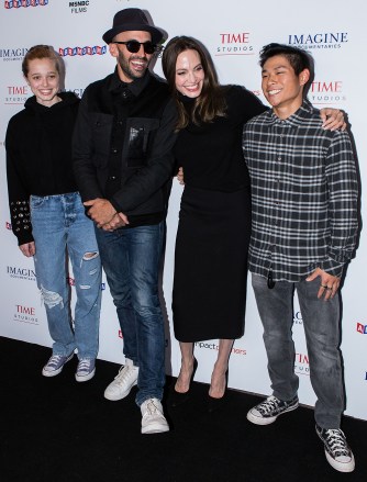 Shiloh Jolie-Pitt, el artista callejero JR, la actriz Angelina Jolie y Pax Thien Jolie-Pitt llegan al estreno en Los Ángeles de 