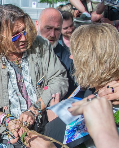 Johnny Depp with fans in front of the Stadthalle Offenbach
Johnny Depp meeting his fans in front of Offenbach Town Hall, Hesse, Germany - 06 Jul 2022