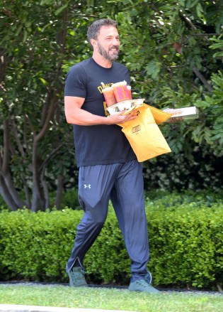 Ben Affleck get breakfast delivered during QuarantinePictured: Ben AffleckRef: SPL5169545 300520 NON-EXCLUSIVEPicture by: ENT / SplashNews.comSplash News and PicturesUSA: +1 310-525-5808London: +44 (0)20 8126 1009Berlin: +49 175 3764 166photodesk@splashnews.comWorld Rights, No France Rights, No Italy Rights, No Japan Rights