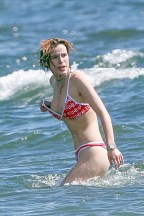 *EXCLUSIVA* Bella Thorne sufre un mal funcionamiento del bikini en un baño en Maui