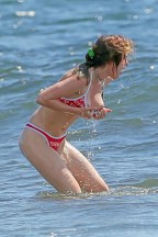 Bella-Thorne tiene un gran deslizamiento del pezón en bikini.Malfuncionamiento-Mientras-Juega-En-Las-Olas-En-Hawaii-gal1