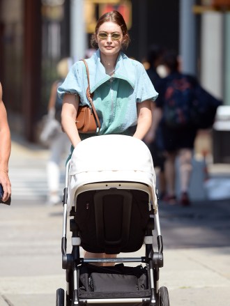 Gigi Hadid steps out for lunch with Antoni Poroswki and her baby on stroller in New York CityPictured: Gigi HadidRef: SPL5239564 160721 NON-EXCLUSIVEPicture by: Elder Ordonez / SplashNews.comSplash News and PicturesUSA: +1 310-525-5808London: +44 (0)20 8126 1009photodesk@splashnews.comWorld Rights, No Poland Rights, No Portugal Rights, No Russia Rights