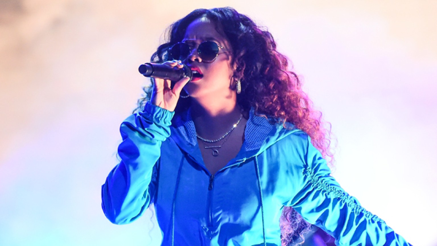 H.E.R.’s Performance At BET Awards — Revives Audience With ‘Focus’ Hollywood Life