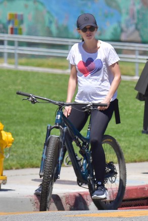 a pregnant Katherine Schwarzenegger Pratt and her husband Chris Pratt head out on a bike ride in Santa Monica. The pair were happy and Katherine's Baby bump was clearly visible under her white shirt. 25 Apr 2020 Pictured: Katherine Schwarzenegger Pratt and Chris Pratt. Photo credit: Snorlax / MEGA TheMegaAgency.com +1 888 505 6342 (Mega Agency TagID: MEGA653083_001.jpg) [Photo via Mega Agency]
