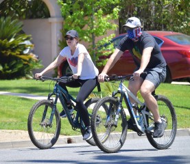 a pregnant Katherine Schwarzenegger Pratt and her husband Chris Pratt head out on a bike ride in Santa Monica. The pair were happy and Katherine's Baby bump was clearly visible under her white shirt. 25 Apr 2020 Pictured: Katherine Schwarzenegger Pratt and Chris Pratt. Photo credit: Snorlax / MEGA TheMegaAgency.com +1 888 505 6342 (Mega Agency TagID: MEGA653083_009.jpg) [Photo via Mega Agency]