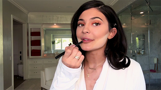 Kylie Jenner S Makeup Tutorial Vogue Video Shows Her Routine Hollywood Life